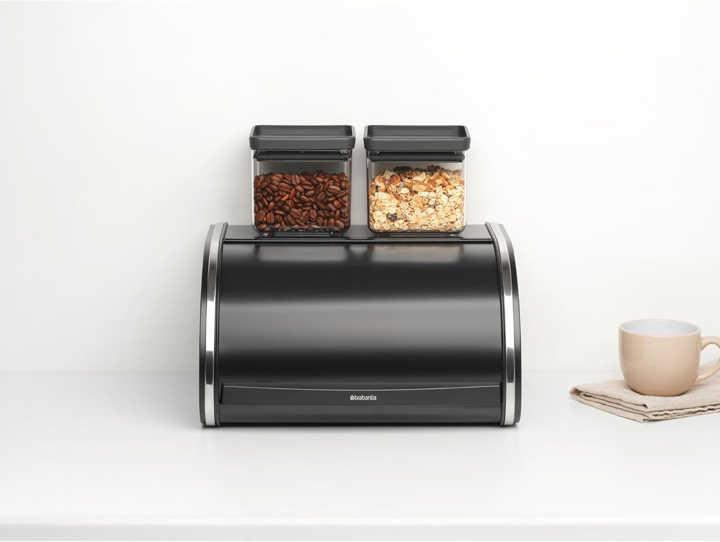 Brabantia Caja de pan para panecillos - Caja de almacenamiento compacta para encimera para pan, bagels y panecillos con tapa plana, acero resistente - tamaño mediano - negro mate Cajas para almacenar alimentos Naty Shop
