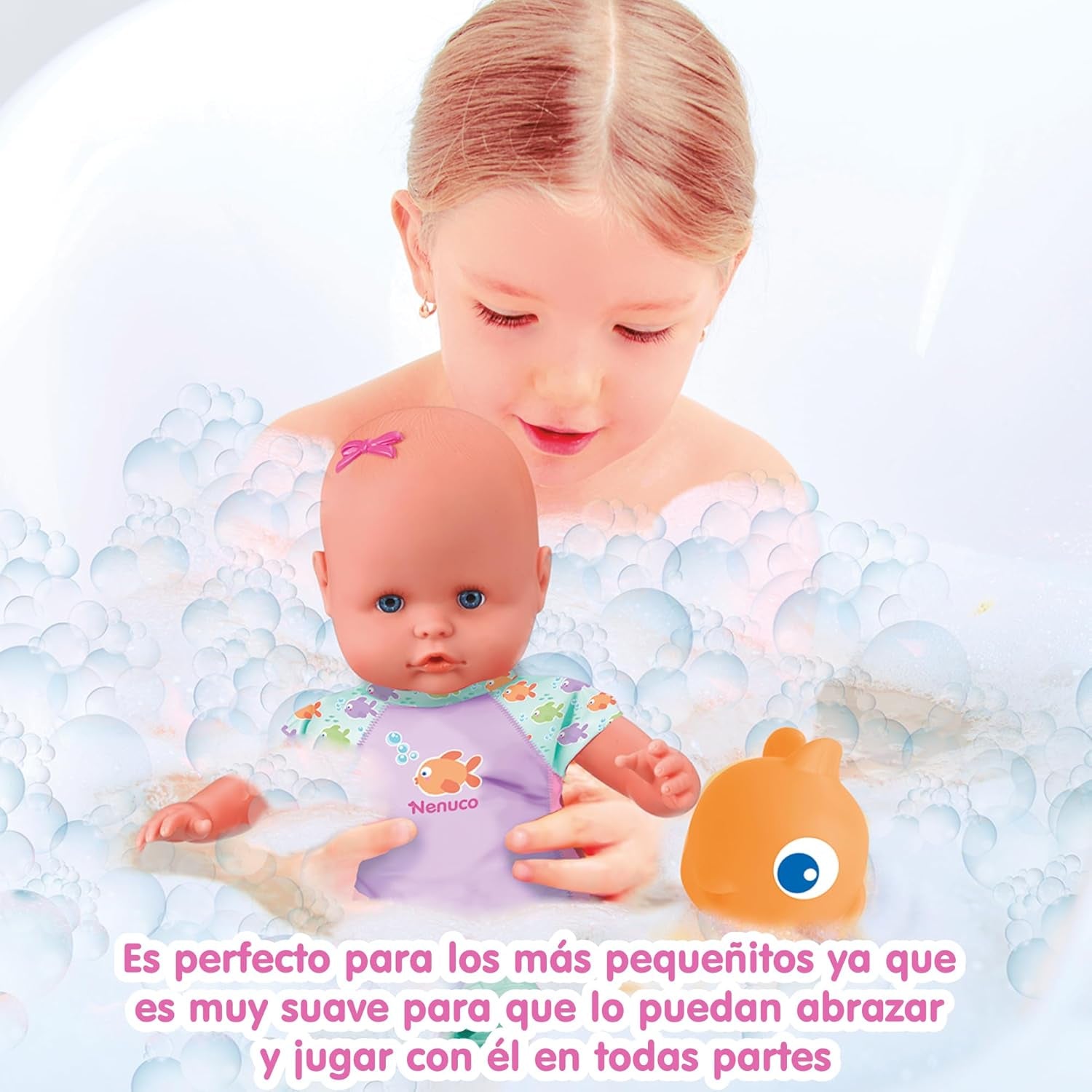 Mi primer baño: Un muñeco blandito con cuerpo impermeable, apto para usar en la bañera, la piscina y el mar. Incluye traje de baño y un pez colocado en el agua.