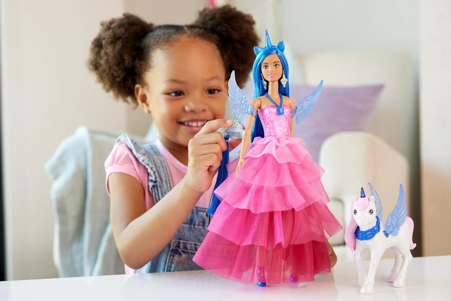 Barbie Hidden Magic - Muñeca Unicornio, Vestido Rosa con Detalles Azul Zafiro, Diadema de Unicornio, Alas y Cola de Zafiro Desmontables, Edades de 3 años en adelante, HRR16