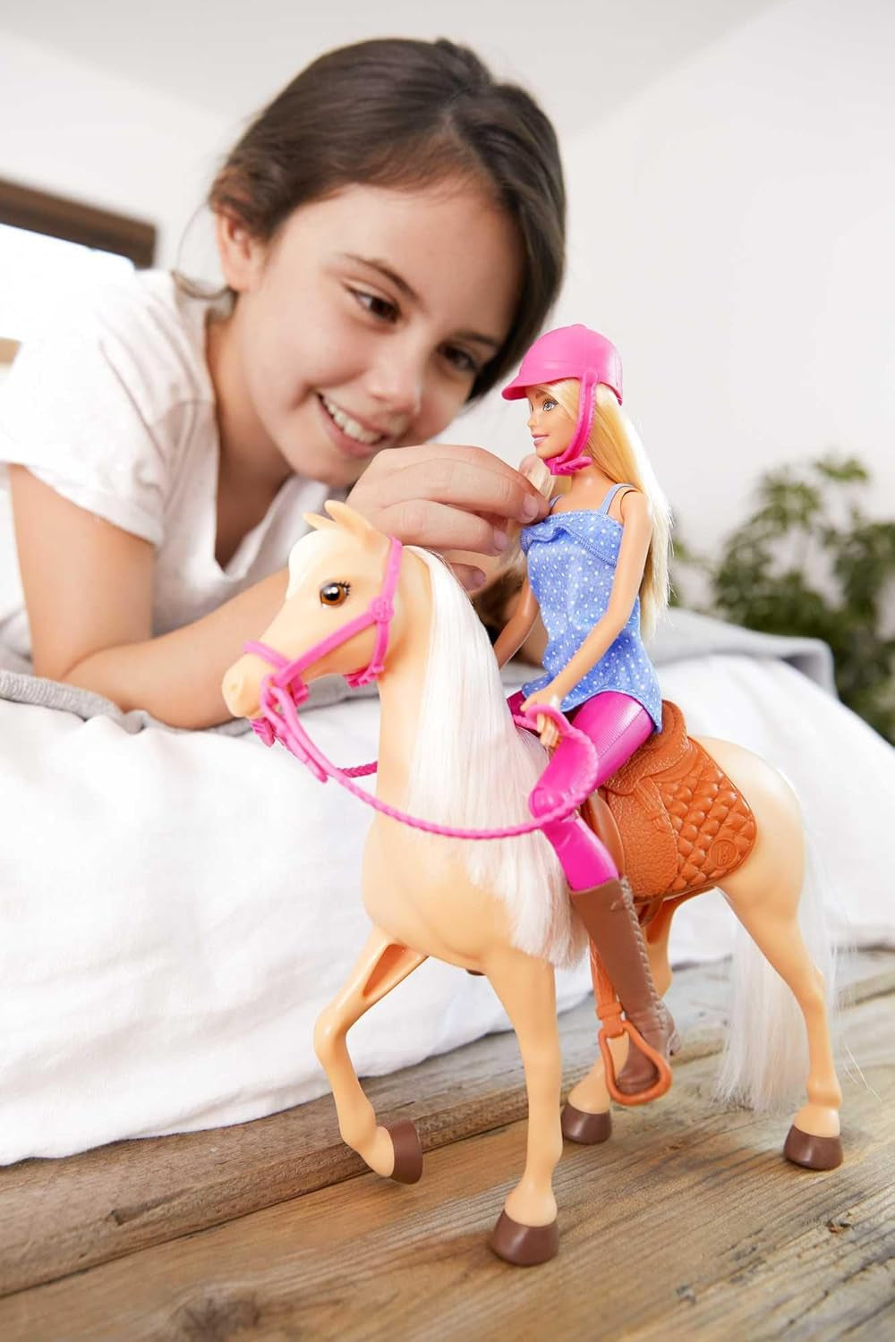 Muñeca Barbie y caballo de juguete, accesorios para montar, incluye 1 muñeca y 1 caballo, adecuado como regalo para niños a partir de 3 años, FXH13