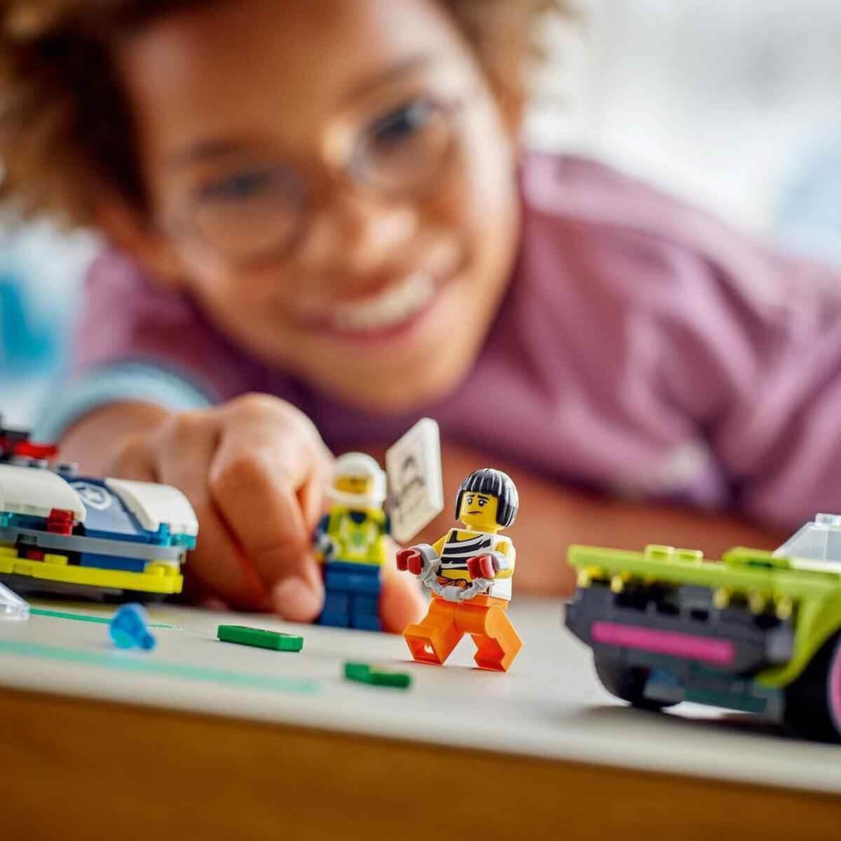 LEGO City Car Chase con coche de policía y muscle car, tren de juguete con 2 coches de carreras, regalo de policía para niños, niños y niñas a partir de 6 años, set con policía y minifiguras Ganovin 60415 Juegos de construcción Besuche den LEGO-Store