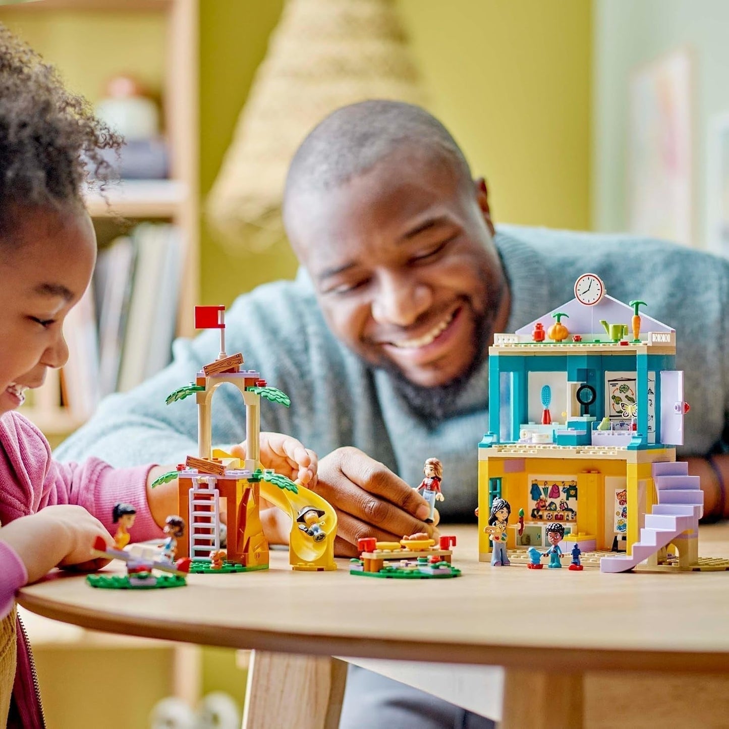 LEGO Friends Heartlake City Juego de guardería para niñas y niños de 4 años Juego de rol creativo con 2 figuras y 4 microfiguras Juguete de desarrollo social 42636 Juegos de construcción Besuche den LEGO-Store