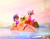 Jajaja ¡Sorpresa! Mermaids Makeover Magic Tots - Brillo de labios real para que tú y tu muñeca hagan, mezclen y creen maquillaje, divertido juego acuático, 6 muñecas para coleccionar - Edades 4+