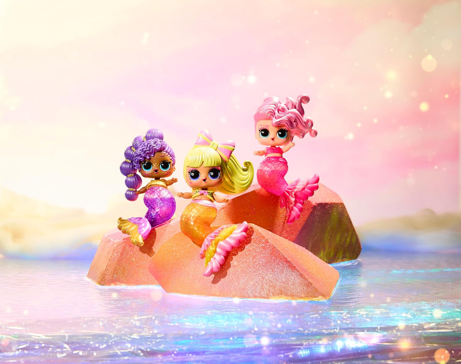 Jajaja ¡Sorpresa! Mermaids Makeover Magic Tots - Brillo de labios real para que tú y tu muñeca hagan, mezclen y creen maquillaje, divertido juego acuático, 6 muñecas para coleccionar - Edades 4+