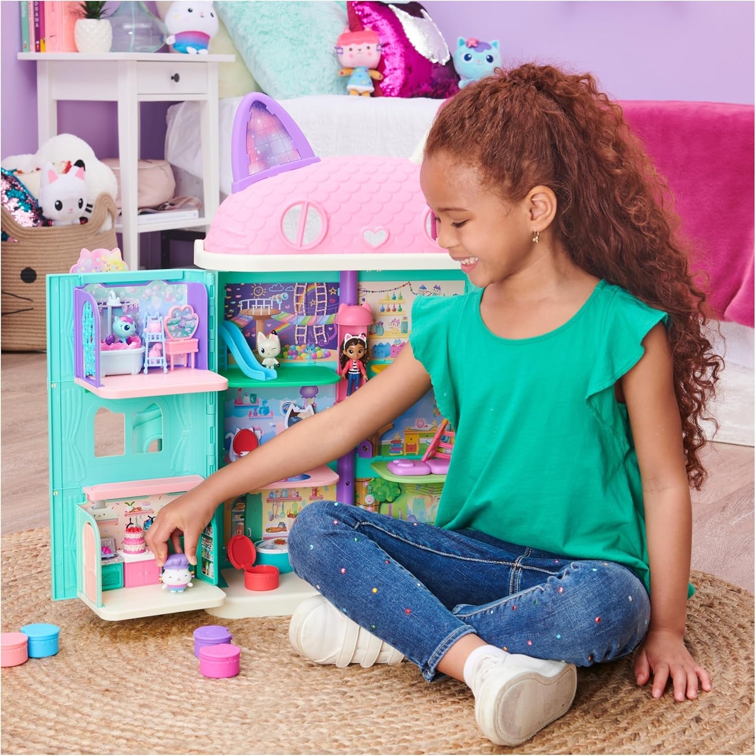 CASA DE MUÑECAS GABBY'S DREAMWORKS - Habitación Deluxe, confitería Cakey, cocina Kuchi (rumano: Cakey), 3 muebles y 2 cajas sorpresa con accesorios, apto para niños a partir de 3 años