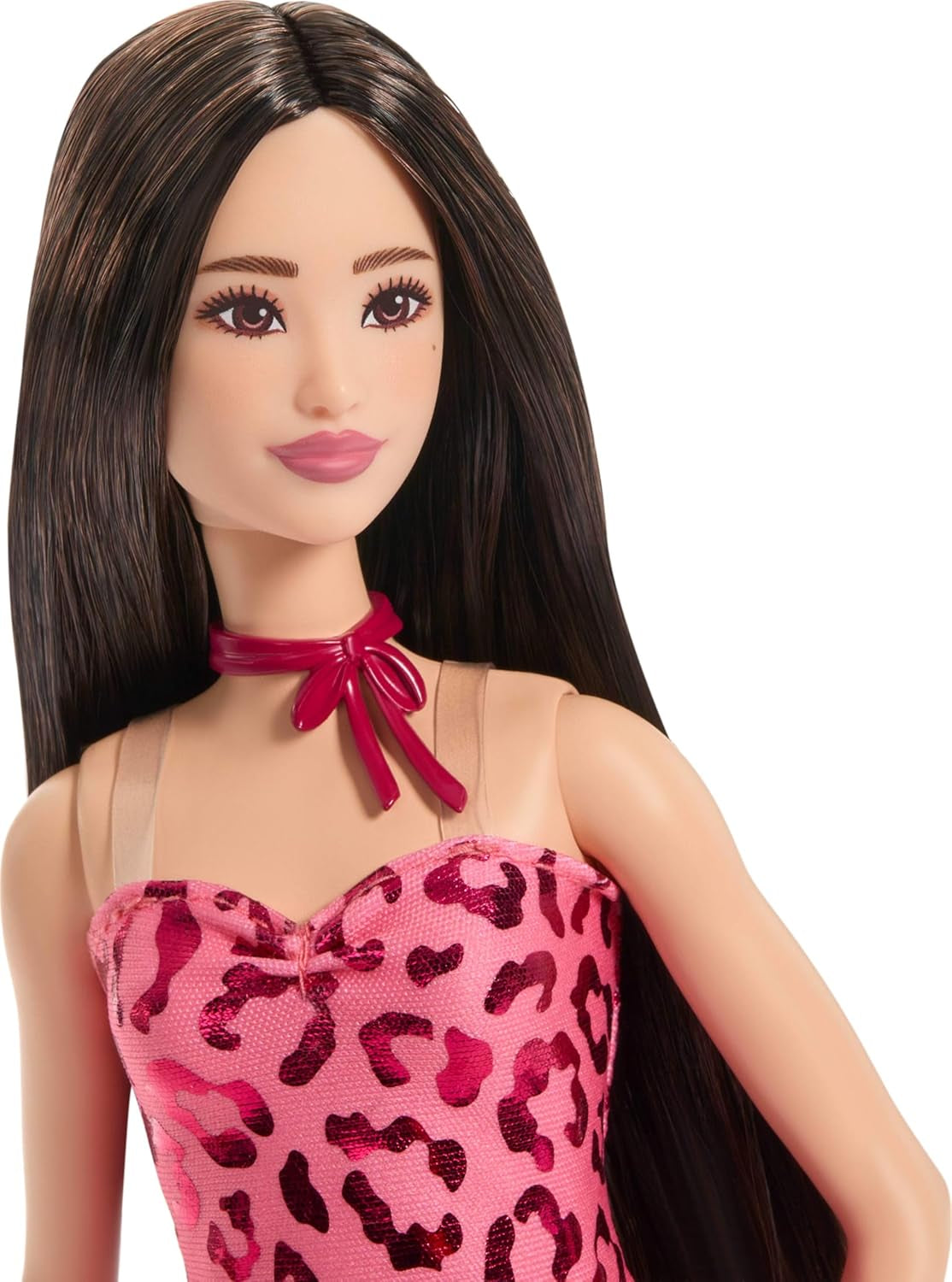 Muñeca Barbie Fashionistas núm. 246 con un vestido rosa sin tirantes con estampado de leopardo, cabello negro y accesorios como un collar con lazo y botas, JJN59