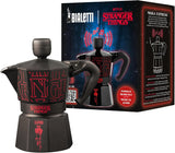 Bialetti Moka Express Stranger Things Cafetera de 3 tazas, Botón de música con función de carga USB-C, No apta para placas de inducción, 3 tazas (130 ml), Negra