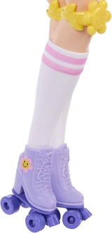 Muñeca Barbie Dream Besties y accesorios, muñeca Barbie Renee de moda con patinaje sobre ruedas y pelo negro, 12 accesorios temáticos con vídeos y comida, JFX99
