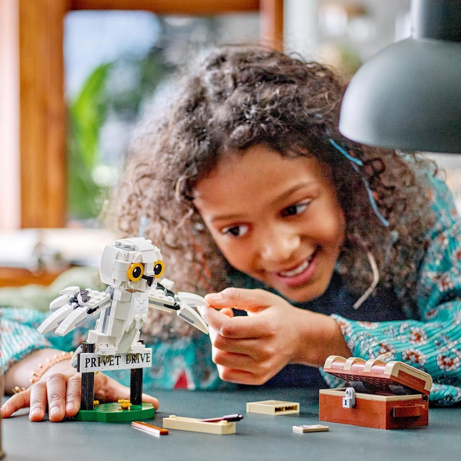 LEGO Harry Potter Hedwig en Privet Drive 4 Set de búho de juguete para niños, figura de animal para construir con maleta de Hogwarts, pequeño regalo para niños, niñas y todos los fans a partir de 7 años 76425 Juegos de construcción Besuche den LEGO-Store