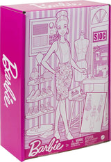 Barbie HDY90 - Muñeca de diseñador de moda (30,40 cm) y estudio, más de 25 accesorios de diseño y moda, escritorio de diseño, silla, máquina de coser, muestras textiles, maniquí y más, juguete para mayores de 3 años