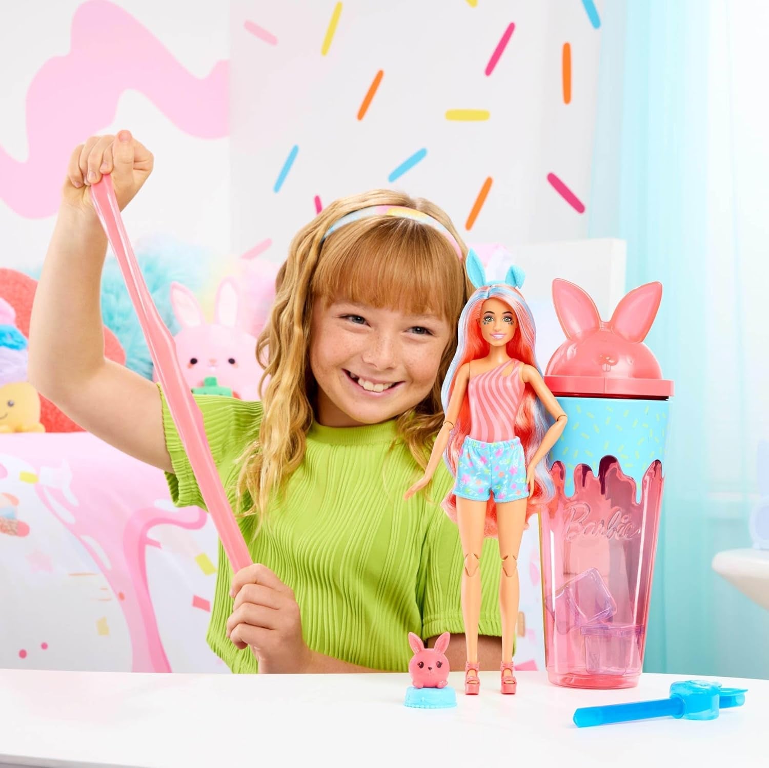 Barbie Pop Reveal Juego de muñecas y accesorios Serie Shakes Lindo gatito perfumado Muñeca y mascota de moda con 8 sorpresas que incluyen cambio de color JCN87
