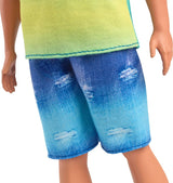 Muñeca Ken Barbie Fashionistas núm. 236 con cabello negro, camiseta sin mangas verde azulado ombré, shorts de mezclilla y zapatillas plateadas, HYV00