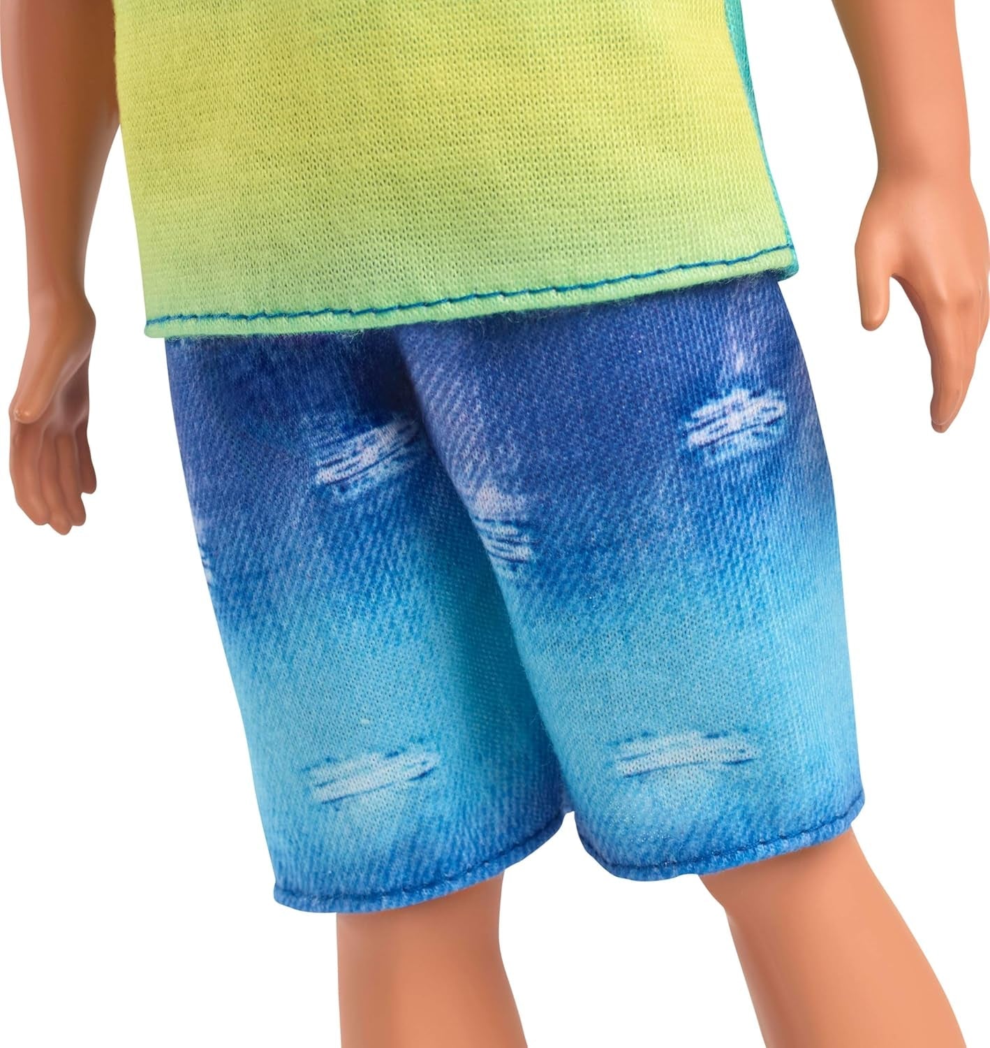 Muñeca Ken Barbie Fashionistas núm. 236 con cabello negro, camiseta sin mangas verde azulado ombré, shorts de mezclilla y zapatillas plateadas, HYV00