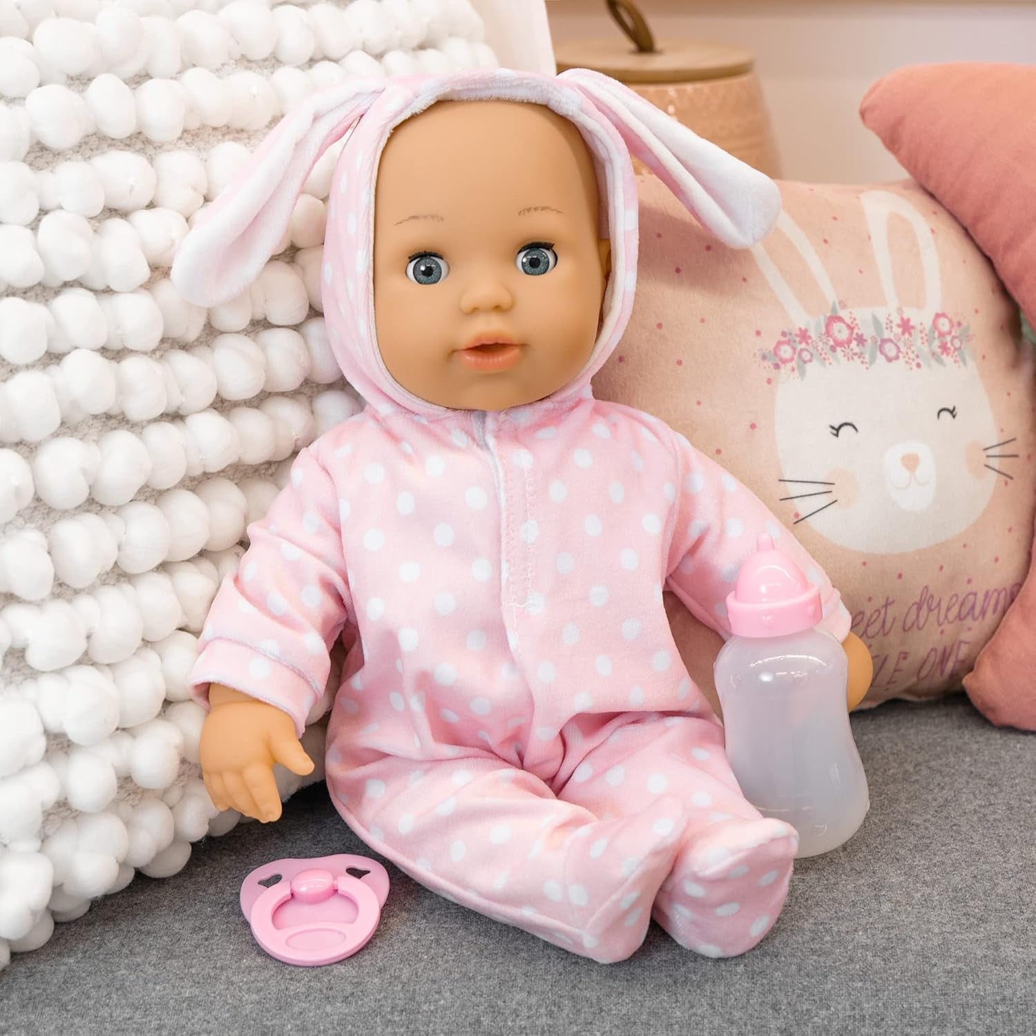 Bayer Design 93822AA Babypuppe Anna, spricht 24 Babylaute, weicher Körper, Schlafaugen, Schnuller, Flasche, 38 cm, rosa, Pequeño