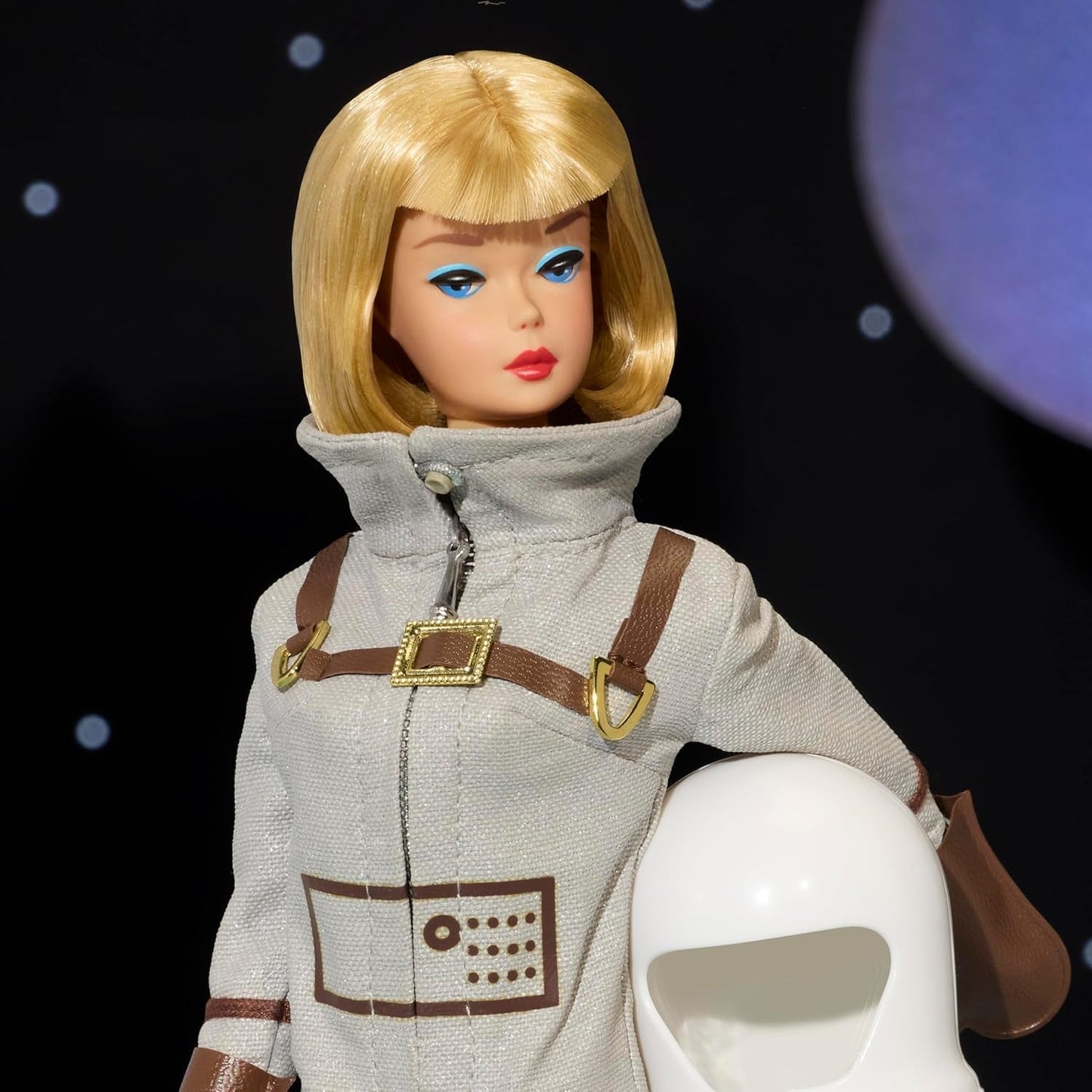 Mattel Barbie Miss Astronauta Muñeca Coleccionable con Traje Plateado, Botas Espaciales y Accesorio para Casco, Reproducción Vintage del Original de 1965, JBJ48 Naty Shop Dolls
