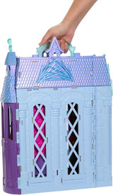 Mattel Disney Frozen - Casa de muñecas Castillo Arendelle (60 cm+) con muñeca Elsa, 4 parques infantiles y 15 piezas de muebles y accesorios Disney Frozen II, HLW61