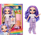 Muñeca Rainbow High Junior High PJ Party - Violeta - 22 cm con mono mullido, zapatillas y accesorios de juego - Juguete para niños - Ideal para 4-12 años