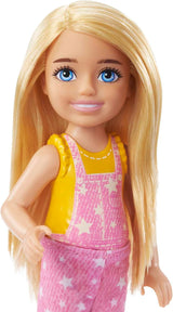 Barbie Chelsea Series, muñeca Chelsea para acampar con cabello rubio, búho mascota, saco de dormir, almohada, linterna, binoculares, accesorios para acampar, regalo para niños, juguete para niños de 3 años en adelante, HDF77