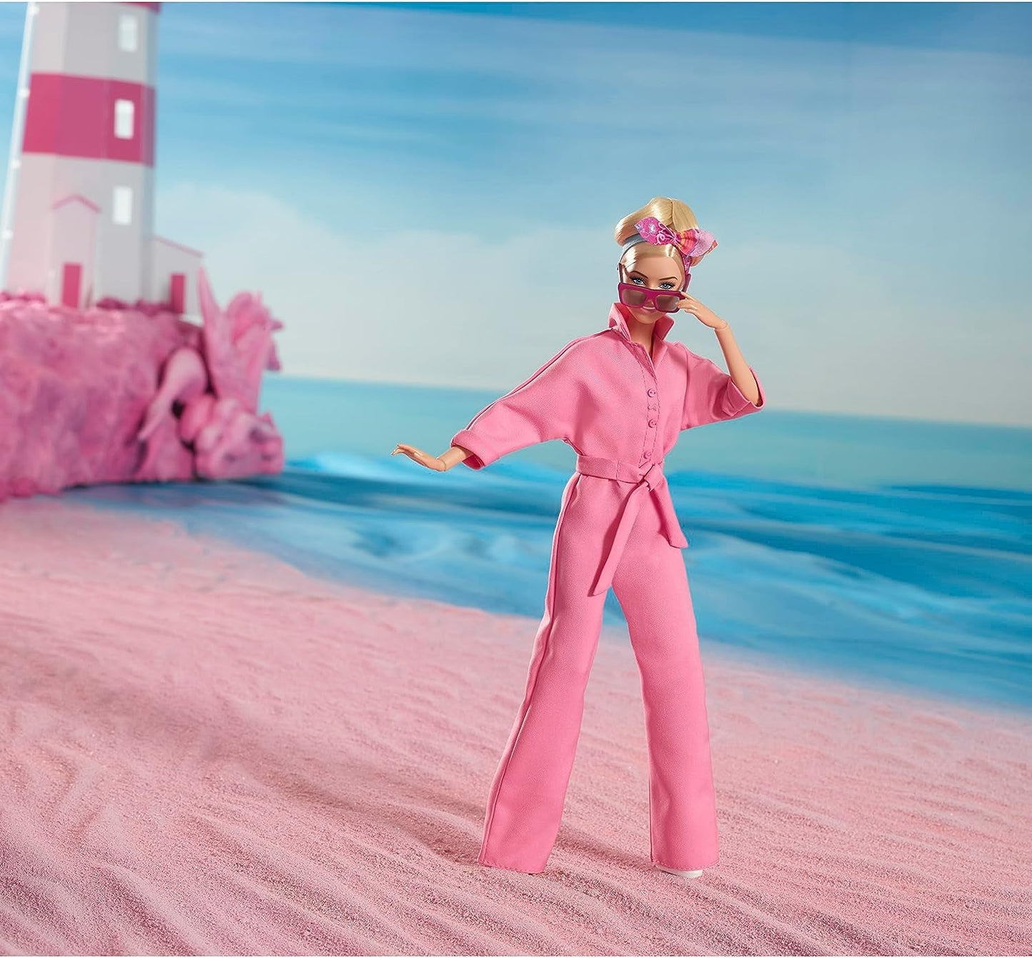 BARBIE LA PELÍCULA Margot Robbie - Puppe mit Kaugummi-Rosa jumpsuit, Messy Updo, Sonnenbrille, Kopftuch, Wedge-Sneakers, Sammlerverpackung, für Kinder ab 3 Jahren, HRF29