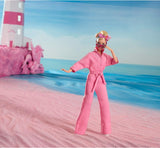 BARBIE LA PELÍCULA Margot Robbie - Puppe mit Kaugummi-Rosa jumpsuit, Messy Updo, Sonnenbrille, Kopftuch, Wedge-Sneakers, Sammlerverpackung, für Kinder ab 3 Jahren, HRF29