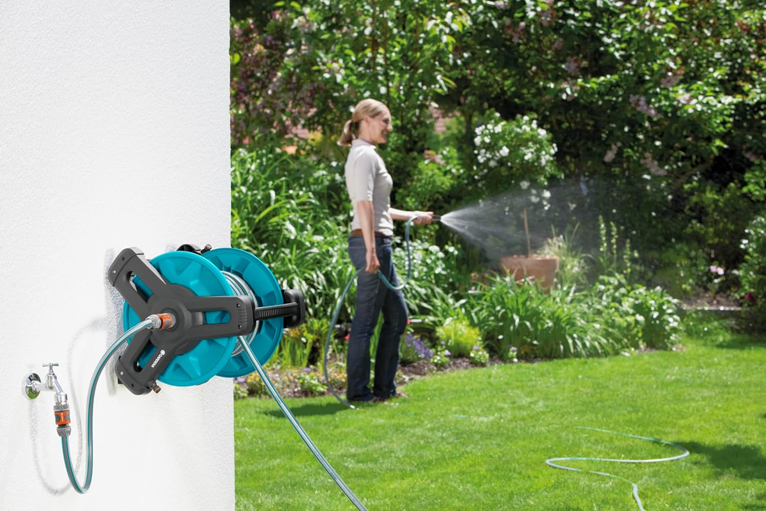 Gardena Classic Wall Hose Reel Set 50: Enrollador de manguera móvil, compacto, montable en la pared y extraíble en cualquier momento, con manguera de 20 m, boquilla pulverizadora y piezas de sistema (8009-20)