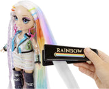Rainbow High Hair Studio - Exclusivo juego de muñeca Amaya Raine con pelo largo para peinar - Incluye tiza lavable, cepillo para el pelo y accesorios - Regalo para niños a partir de 6 años