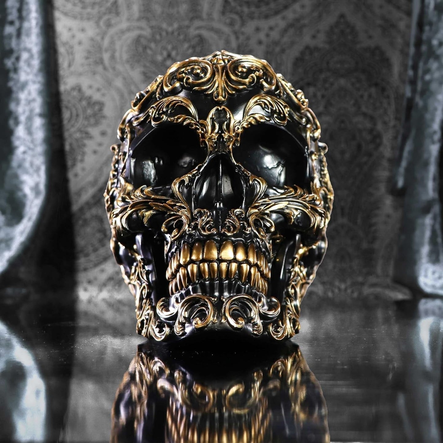 Calavera Renacentista, 19 cm, Resina, Negro y Dorado, Motivo Barroco Dorado, Adorno Calavera Negra, Decoración Gótica, Fundida en Resina Sintética de Primera Calidad, Pintada a Mano por Expertos Estatuillas y Esculturas Naty Shop
