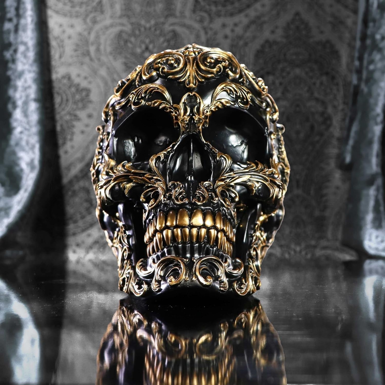 Calavera Renacentista, 19 cm, Resina, Negro y Dorado, Motivo Barroco Dorado, Adorno Calavera Negra, Decoración Gótica, Fundida en Resina Sintética de Primera Calidad, Pintada a Mano por Expertos Estatuillas y Esculturas Naty Shop