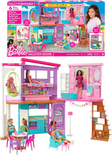 Barbie Holiday House (116 x 77,9 cm), Casa de juegos de 6 plazas, Totalmente amueblada con accesorios, muebles y ascensor, plegable y almacenamiento, muñeca, regalo para niños a partir de 3 años, HCD50