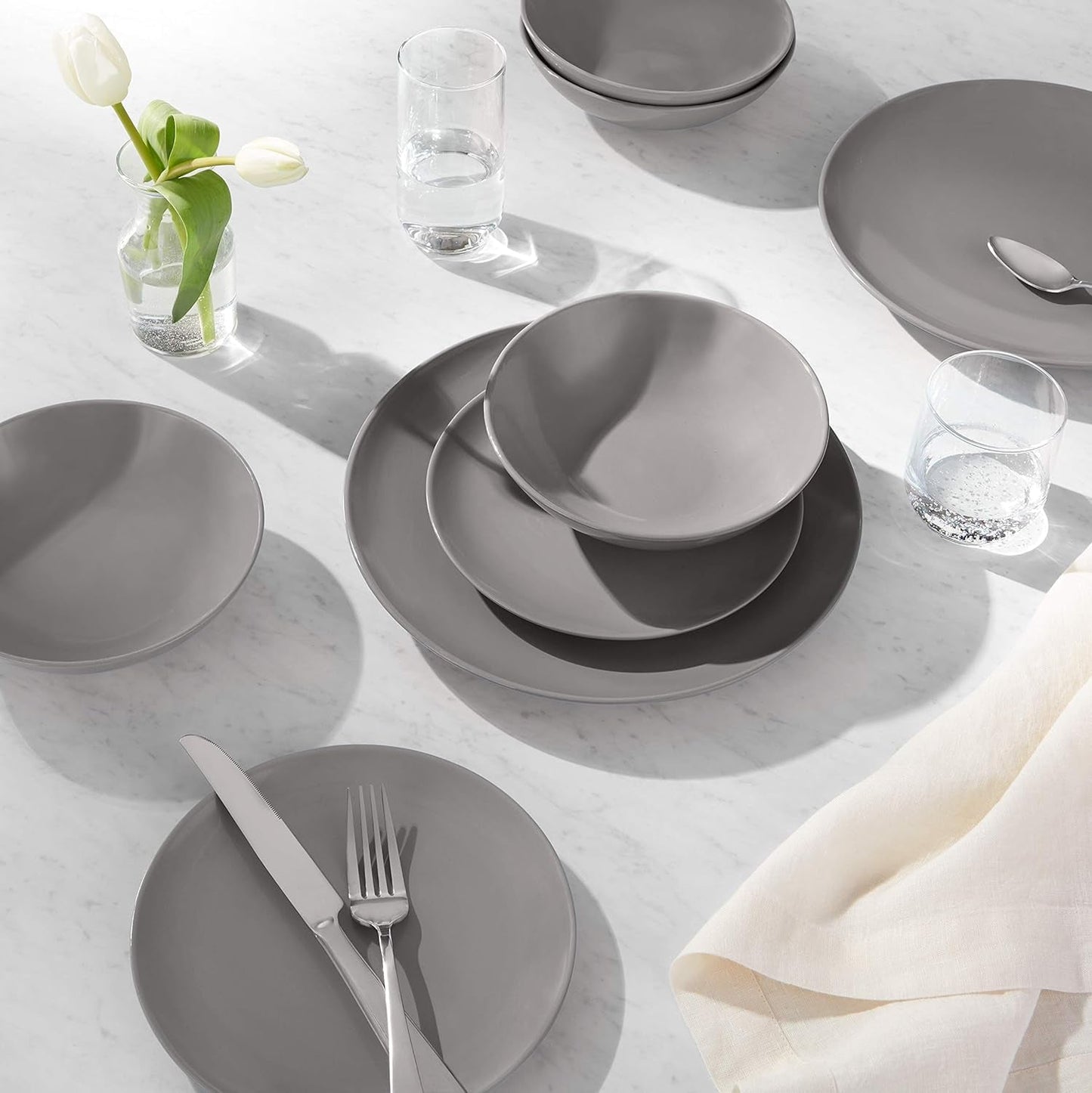 Amazon Basics Juego de vajilla de gres para 6 porciones, color gris ahumado, 18 piezas