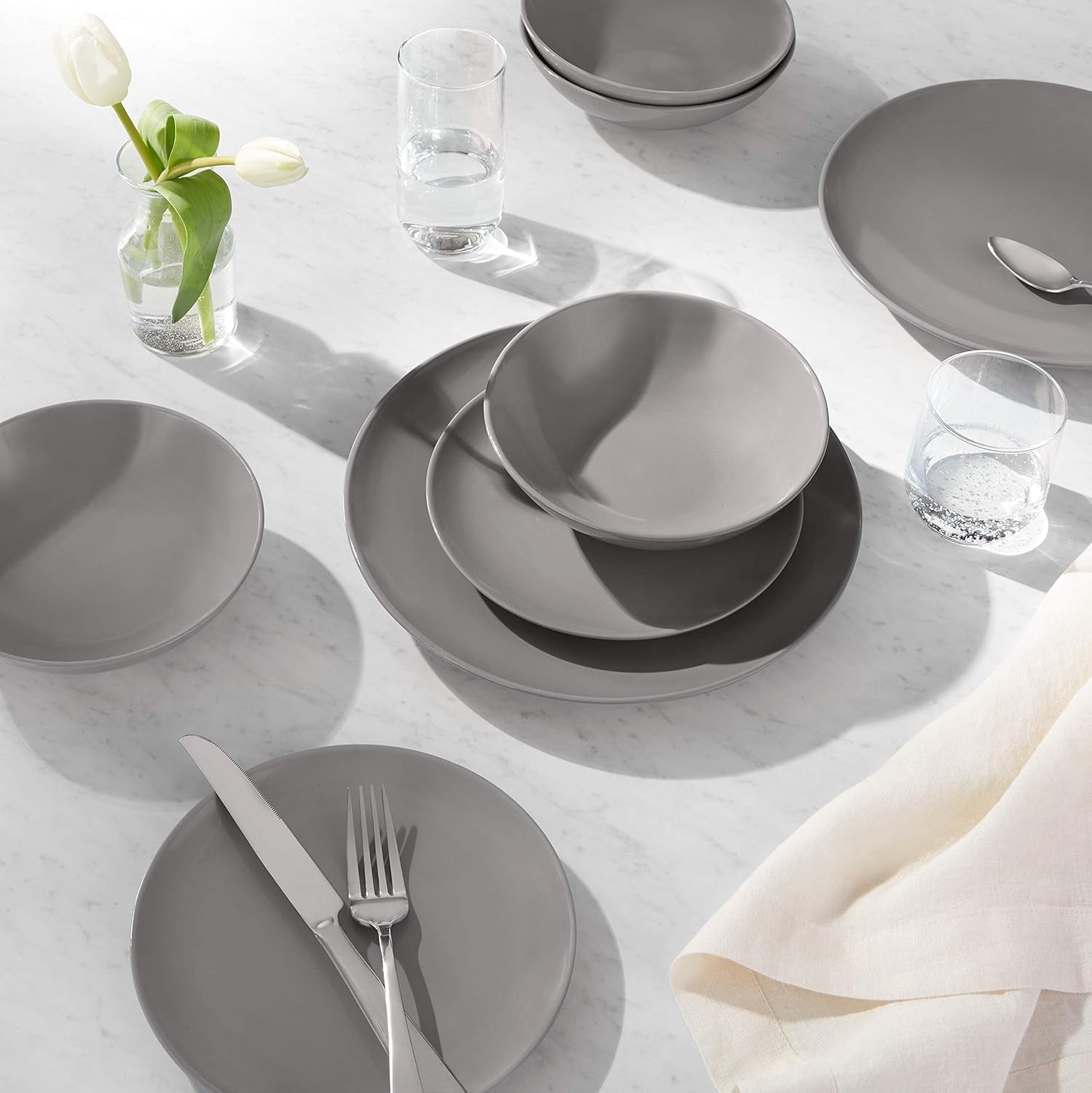 Amazon Basics Juego de vajilla de gres para 6 porciones, color gris ahumado, 18 piezas