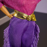 Muñeca Barbie Signature Debbie Allen Tribute Collection con top con hombros descubiertos, cinturón dorado y pantalones y leggings con flecos morados, JBJ24