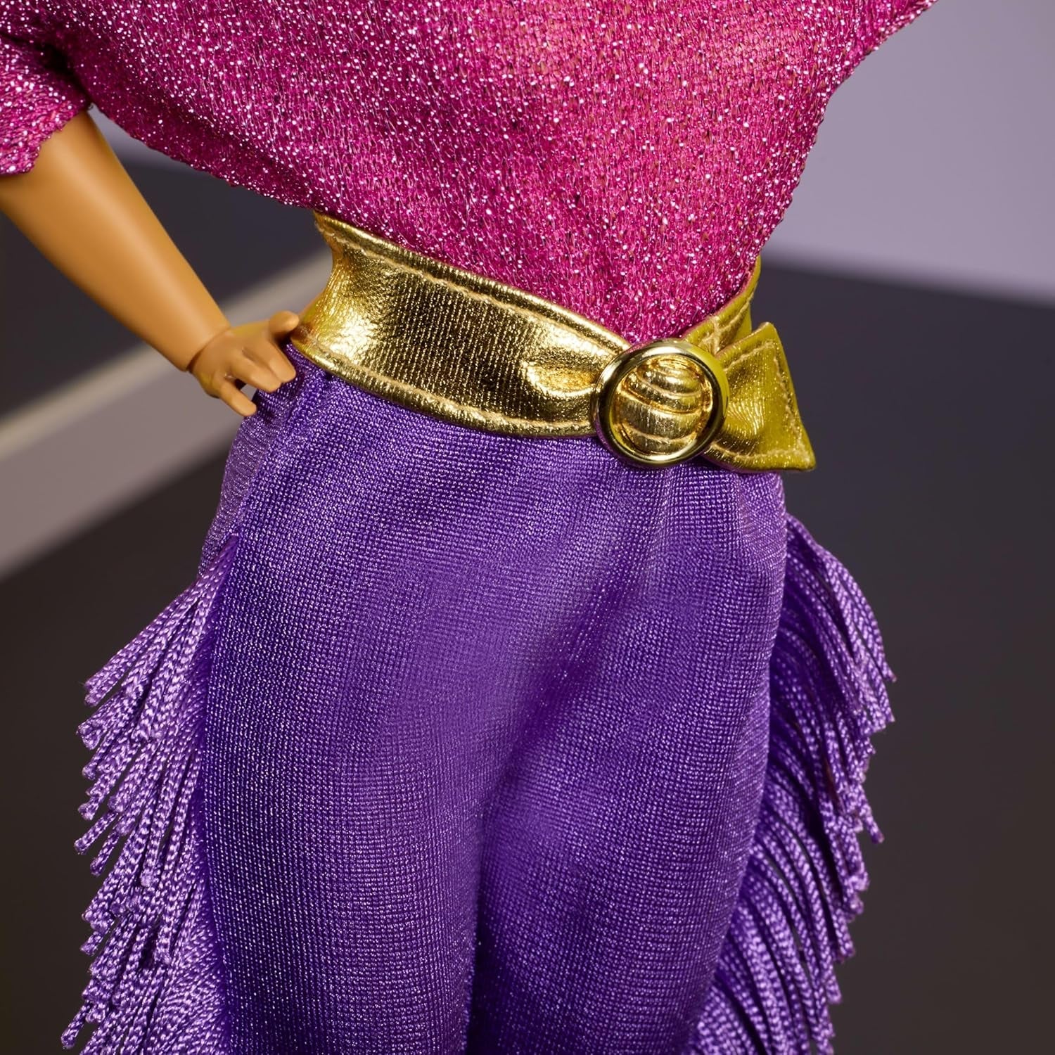 Muñeca Barbie Signature Debbie Allen Tribute Collection con top con hombros descubiertos, cinturón dorado y pantalones y leggings con flecos morados, JBJ24