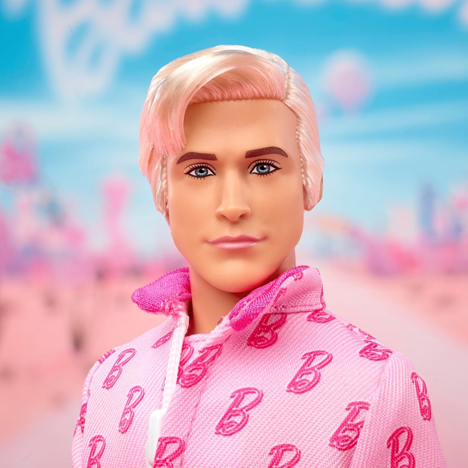 Barbie The Movie - Ken-Sammelpuppe, Ryan Gosling y Ken en rosafarbenem Overall con "B"-Aufdruck, weißen Sneakern und Bunten Inlineskates, JCP80