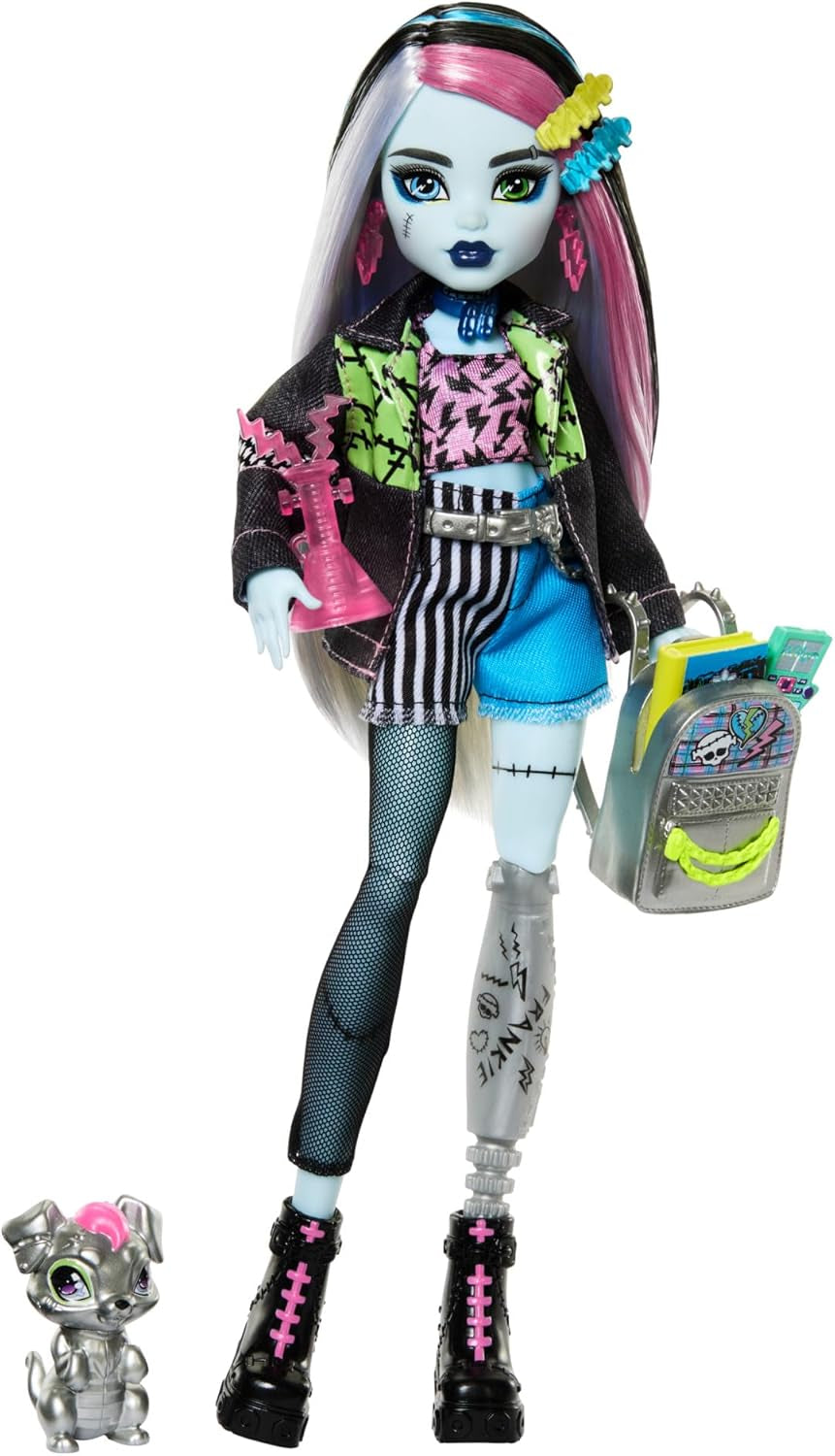 Muñeca Monster High Frankie Stein con chaqueta vaquera y pantalones cortos, también incluye su cachorro Watzie y accesorios como mochila, merienda y libreta, HXH73