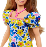 Muñeca Barbie Fashionistas, desarrollada con la Sociedad Nacional del Síndrome de Down, con cabello rubio y un atuendo moderno con un vestido floral y zapatillas blancas, para edades de 3 años en adelante, HJT05