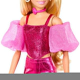 Muñeca Barbie Deluxe Style #5 con un traje rubio rosa metálico con un corpiño brillante y pantalones brillantes, con accesorios que incluyen un collar rosa y un bolso, JFP40