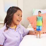Muñeca Ken Barbie Fashionistas núm. 236 con cabello negro, camiseta sin mangas verde azulado ombré, shorts de mezclilla y zapatillas plateadas, HYV00