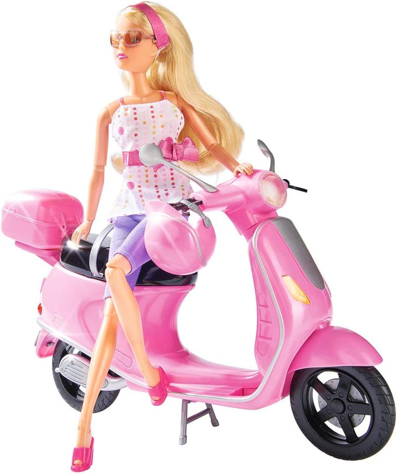 Simba 105730282 - Patinete urbano Steffi Love Chic, Steffi con patinete rosa con casco y compartimento para casco, muñeca de moda, 29 cm, para niños a partir de 3 años