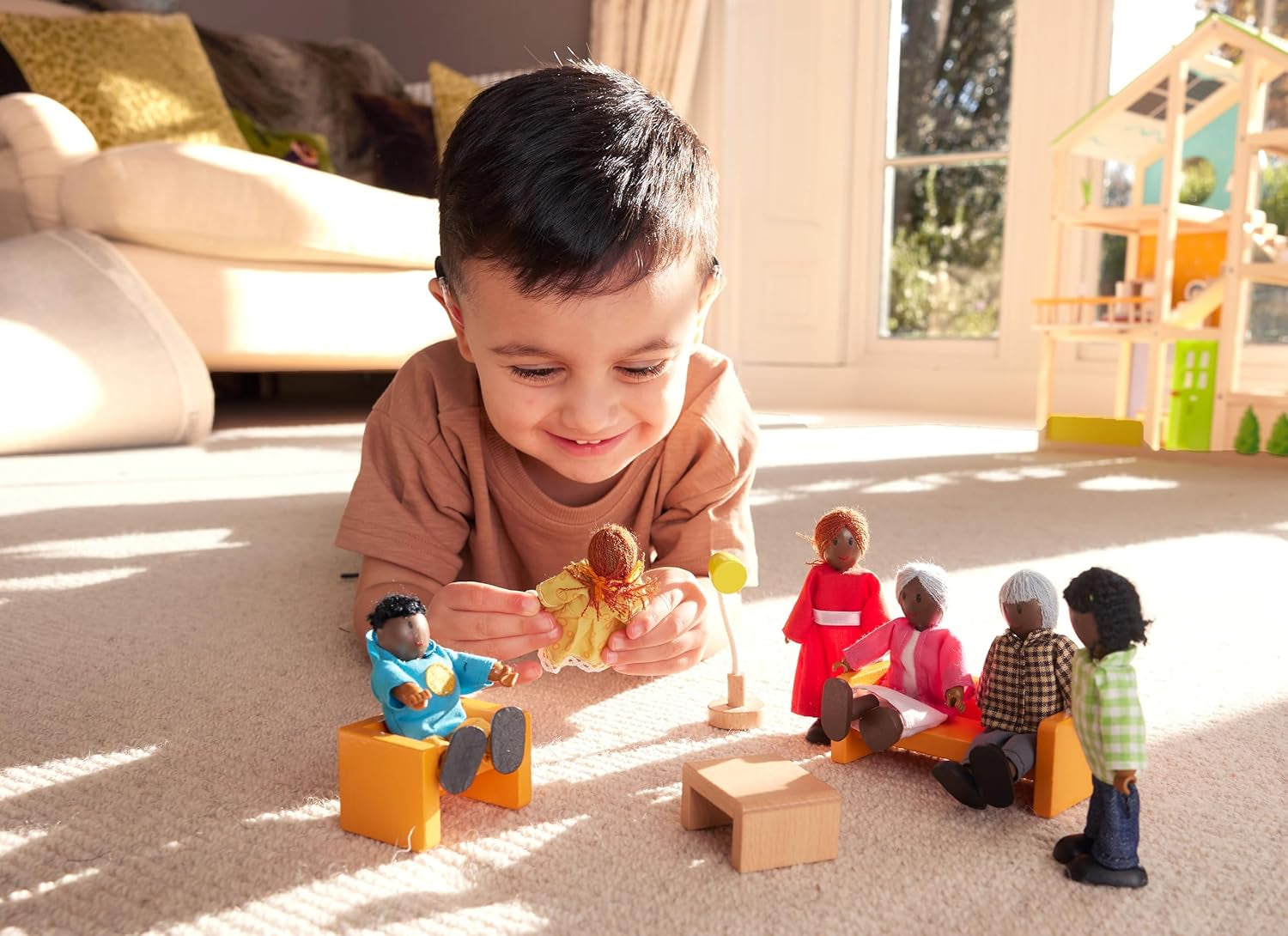 Hape Doll Family - Juego de accesorios para casa de muñecas de cuero oscuro de 6 piezas con figuras de madera y tela, juego de simulación, juguete educativo, juguete de aprendizaje interactivo para niños de 3 años en adelante