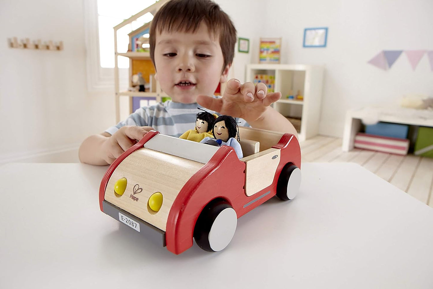 Hape E3401 Casa Four Seasons, Amueblada y E3500 - Familia de Muñecas, Piel Clara