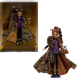 Monster High Doll House of Wolves Figura coleccionable de Clawdeen Wolf con abrigo de jacquard de piel sintética, chaqueta morada, vestido, pantalones dorados y accesorios JDR66