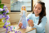 Mattel Disney The Ice Queen Elsa Fashion Doll Set, Spin & Reveal con 11 sorpresas, incluyendo 5 accesorios, 5 pegatinas y una escena de juego, inspirada en la película de Disney, HTG25 Naty Shop Dolls