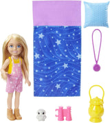 Barbie Chelsea Series, muñeca Chelsea para acampar con cabello rubio, búho mascota, saco de dormir, almohada, linterna, binoculares, accesorios para acampar, regalo para niños, juguete para niños de 3 años en adelante, HDF77