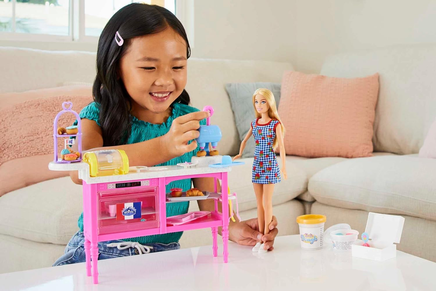 Muñeca Barbie Malibu Roberts y juego para hornear de 18 piezas, que incluye plastilina y moldes para rosquillas, croissants y muffins, para edades de 3 años en adelante, HJY19