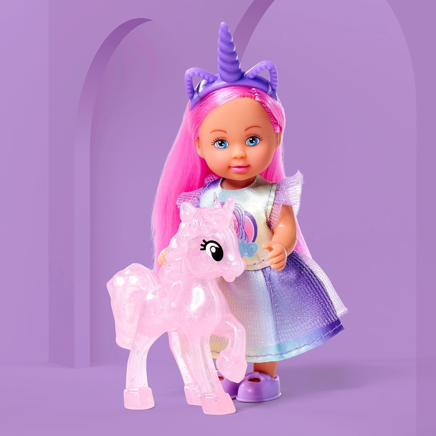 Simba Evi Love Unicorn Play Doll con un lindo vestido de unicornio con diadema a juego, que incluye un unicornio con establo, manzanas y una botella para beber, 12 cm, mayores de 3 años