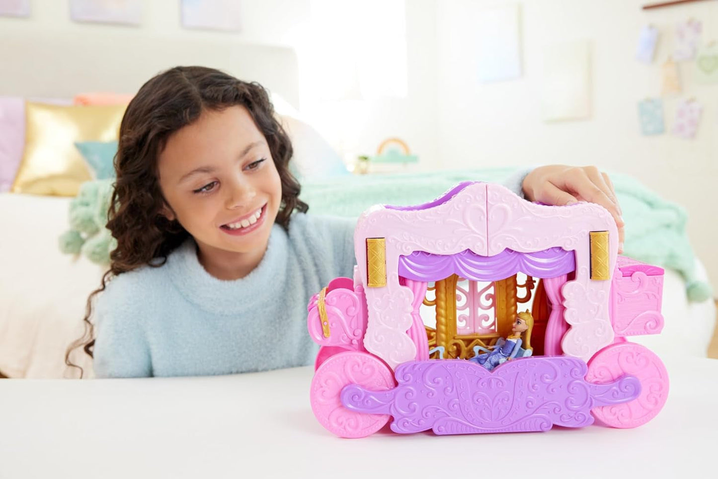 Mattel Disney Princess Transforming Playset Carruaje al Castillo con la Pequeña Muñeca Aurora, 3 Niveles, 6 Áreas de Juego, 4 Figuras, Muebles y Accesorios HWX17 Naty Shop Muñecas