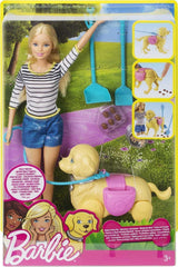 Muñeca Barbie para caminar y ir al baño, muñeca rubia con perro que camina, cuchara para caca, accesorios que incluyen muñeca perro, regalo para niños, juguete a partir de 3 años, DWJ68