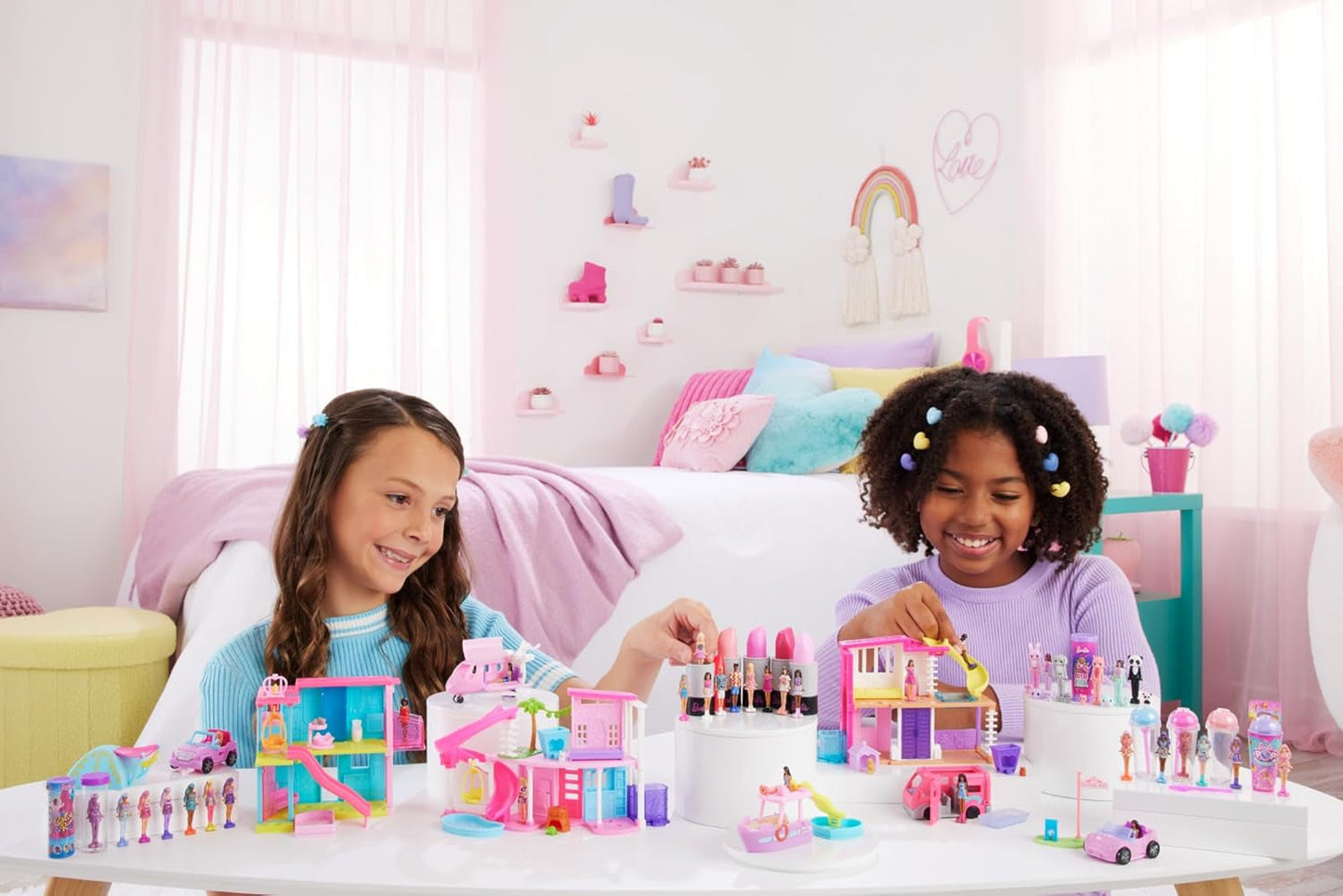 Mini BarbieLand Juegos de muñecas y vehículos de juguete Barbie, muñeca de 1.5" y vehículo de juguete sorpresa que cambia de color icónico, HYF40