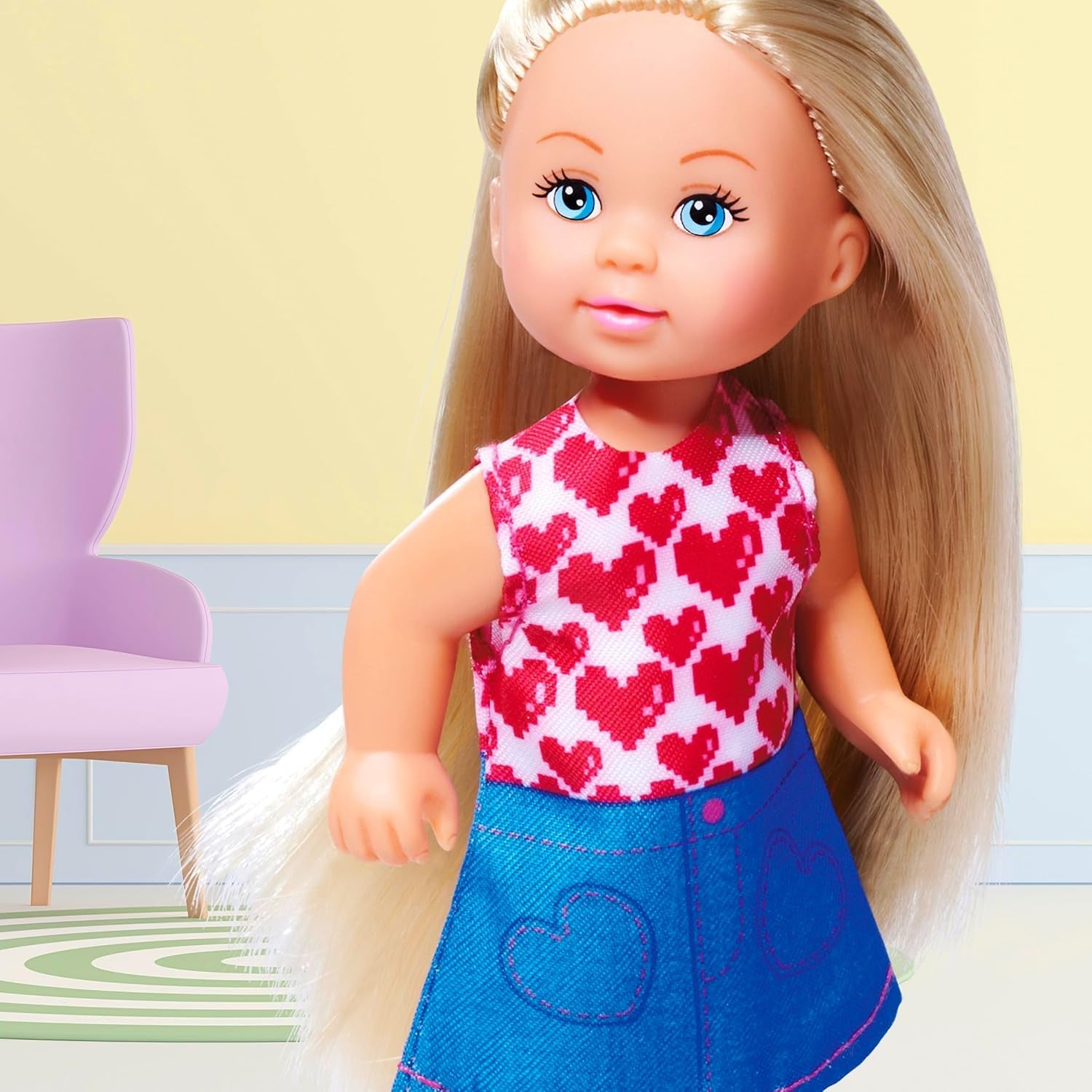Muñeca de moda Simba Evi Love con un bonito vestido vaquero, que incluye otros dos conjuntos con estampados adorables y zapatillas de deporte, 12 cm, a partir de 3 años
